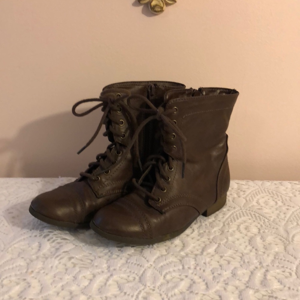 Little girlBrown booties